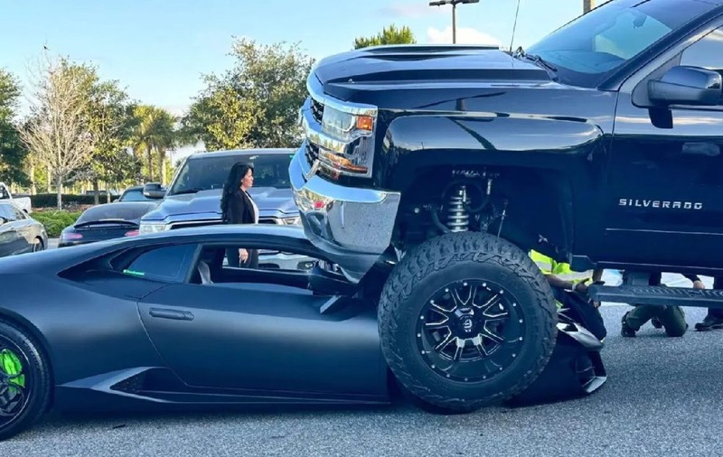 O șoferiță s-a urcat cu un Chevrolet Silverado pe un Lamborghini de peste 200.000 de euro, într-o parcare din SUA