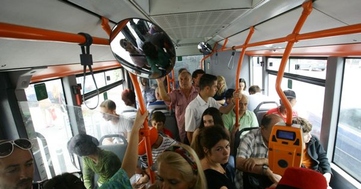 Controlorii RATB vor oferi flori călătoarelor din stația Universitate, de 8 martie