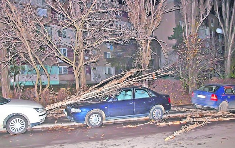 În prima noapte după ce vremea s-a răcit, au apărut şi primele incidente: Vântul a făcut ravagii!