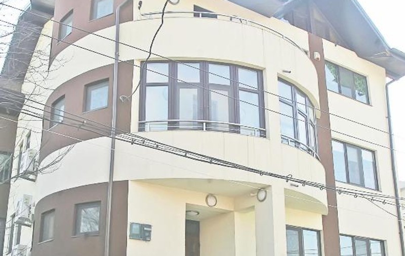 Uite palatul lui Petcu, din capitală!