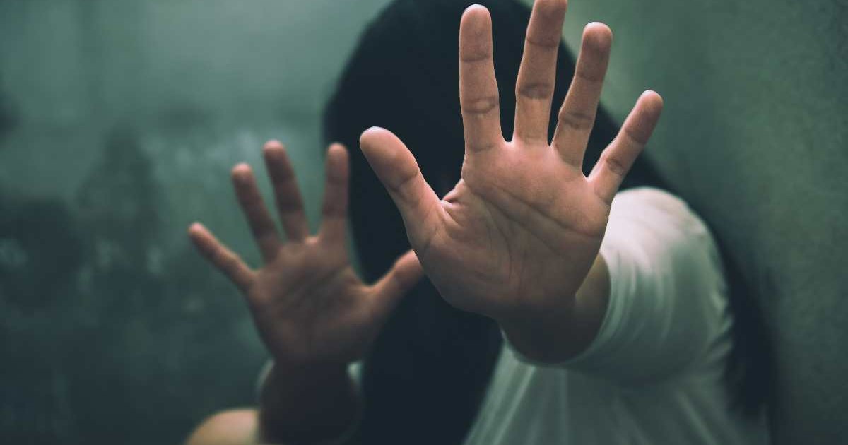 Stop abuzului și hărțuirii. Oprește violența împotriva femeilor.