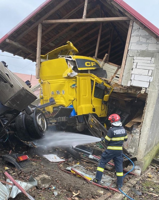 Un șofer de TIR a intrat într-o casă din Bacău, pe care a distrus-o parțial, și a scăpat nevătămat