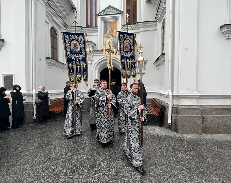 CORESPONDENȚĂ DIN KIEV. În așteptarea Învierii printre baricade, soldați înarmați și alarme, un preot are un mesaj pentru români: „Ne-ați ajutat enorm. Și nu vom uita asta niciodată”