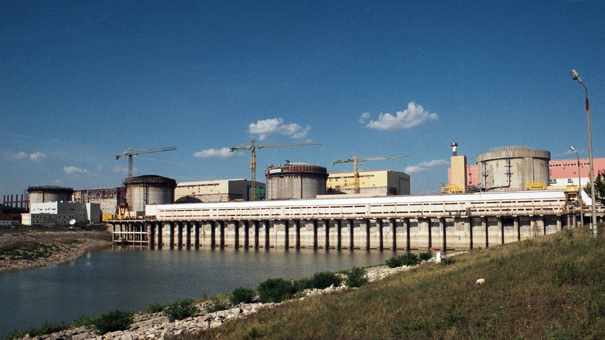 Centrala Nucleară de la Cernavodă, se văd cele 4 reactoare, iar cerul este senin