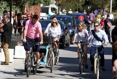 Brigitter Macron a mers pe biciletă cu fustă foarte scurtă - Brigitte si fiica sa