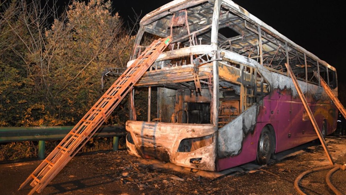 Tragedie în China: Un autocar cu turiști a luat foc. 26 de persoane au murit, iar alte 30 au fost rănite