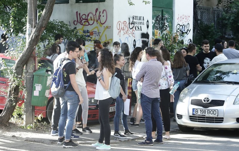 10.000 de elevi care au luat cel puțin nota 5 la Evaluarea Națională din 2015 n-au ajuns să dea BAC-ul. Cum explică fenomenul un expert din educație