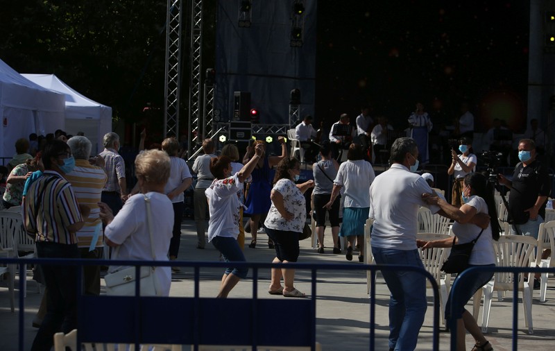 Fără reguli anti-COVID la spectacolul organizat de primarul Daniel Florea în sectorul 5 al Capitalei. Socializare în loc de distanțare