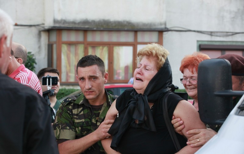 GALERIE FOTO: Sicriul cu trupul neînsuflețit al militarului Mădălin Stoica ucis în Afganistan, depus la Buzău. Mama și soția militarului, împietrite de durere
