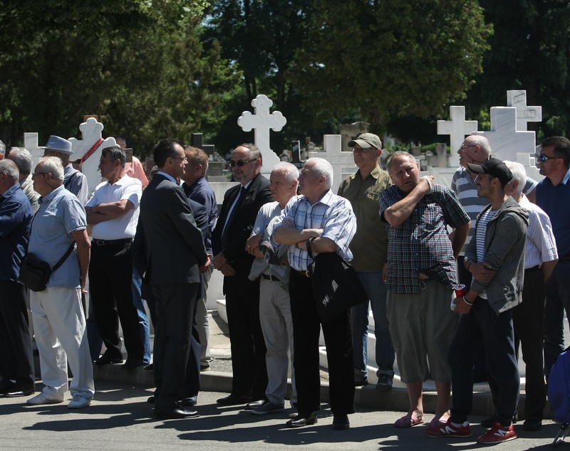 FOTO/ Cristina Țopescu, împietrită de durere la înmormântarea tatălui ei. Frații acesteia i-au fost alături