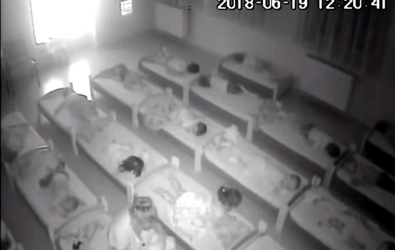 VIDEO/ O îngrijitoare din Baia Mare lovește cu capul de pat un copil care nu vrea să doarmă