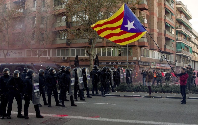 FOTO| Proteste de amploare în Barcelona. Zeci de răniți în timp ce premierul Spaniei se întâlnea cu liderul Cataloniei