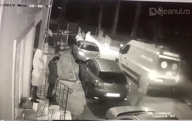 Un bătrân din Gherla a căzut pe stradă și a murit sub ochii nepotului său. Ambulanța a ajuns după 50 de minute