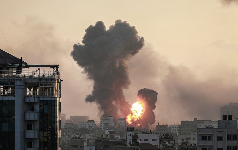 Armata israeliană anunță că a încercuit orașul Gaza și exclude o încetare a focului. Netanyahu: „Suntem la apogeul bătăliei”