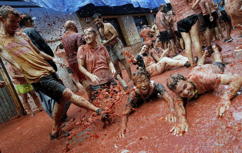 FOTO | Aproximativ 22.000 de oameni s-au bătut cu roșii la celebrul festival Tomatina