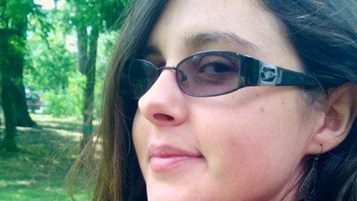 EXCLUSIVITATE / Raluca, fata ucisă de libianul drogat, înmormântată în rochiță roz și cu coroniță de trandafiri pe cap. Toată suflarea satului o plânge