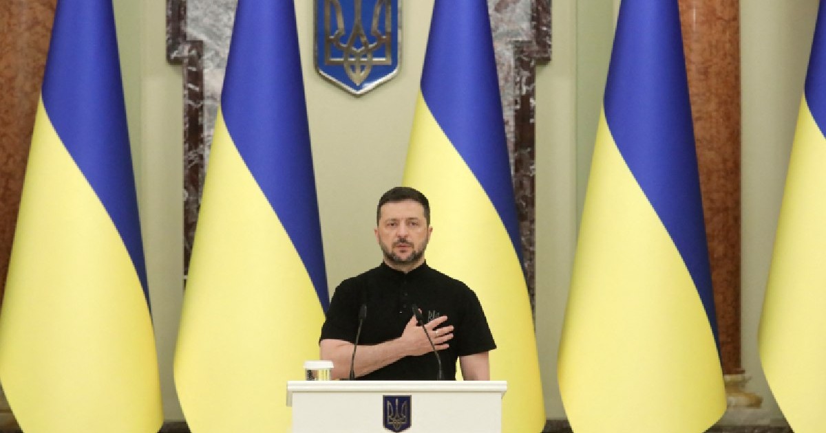 Președintele Ucrainei, Volodimir Zelenski, își ține mâna pe inimă în timpul intonării imnului național la ceremonia de onorare a familiilor eroilor Ucrainei, Kiev, Ucraina, 29 august 2025.