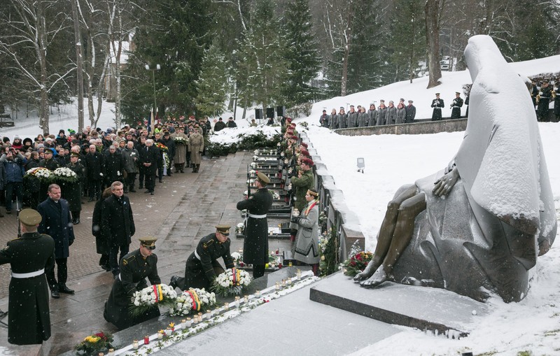 Depunere de coroane în memoria victimelor ciocnirilor violente din ianuarie 1991 Foto: Epa