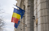 Steagul României, alături de steagul Uniunii Europene, la intrarea în sediul unei instituții din București