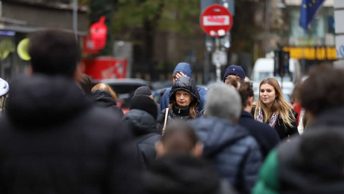 Mai mulți oameni gros îmbrăcați și cu capul acoperit traversează strada, în București. Foto cu caracter ilustrativ: Libertatea/Dumitru Angelescu