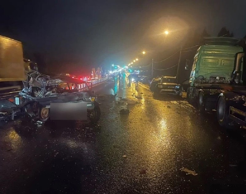 Accident teribil pe autostrada Kiev, de lângă Moscova. Un camion a lovit șase mașini, una a luat foc și o familie cu doi copii a murit