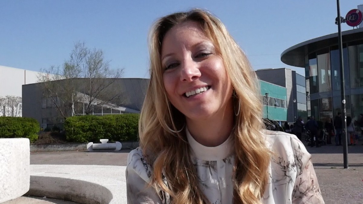 Tânăra din Italia care și-a dat disertație în „Sindromul Italia”. Vera Quarleri, în fața facultății, la absolvire