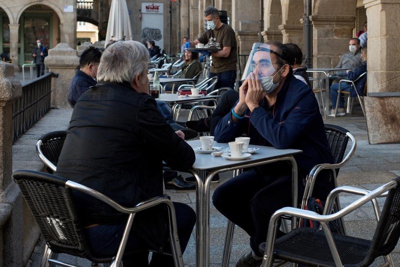 O cafenea cu terasă, redeschisă la Ourense, în Galicia, nord-vestul Spaniei. Foto: EPA