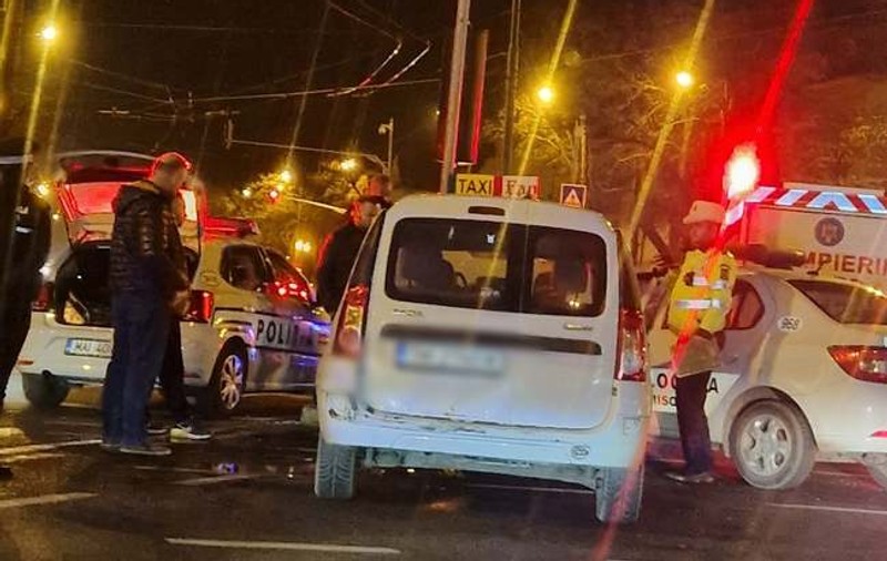 O mașină de poliție aflată în misiune, lovită de un taxi, la Timișoara. Momentul accidentului a fost filmat. VIDEO