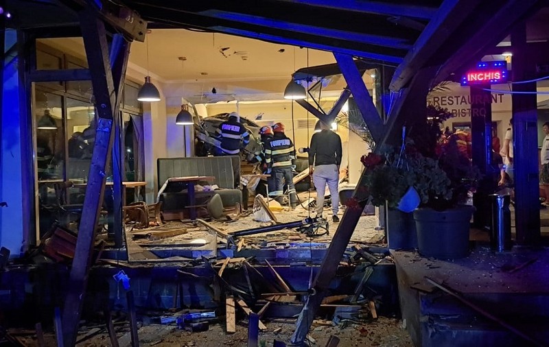 Un șofer de 19 ani a intrat cu mașina în mijlocul unui restaurant din județul Cluj. FOTO