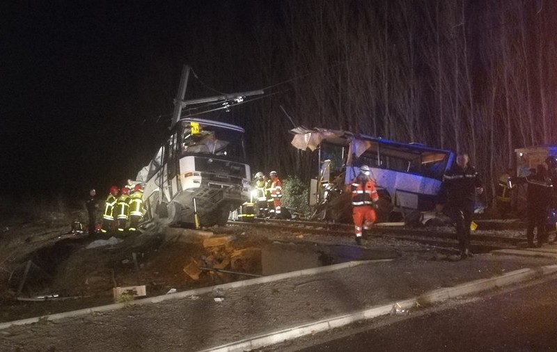 VIDEO & FOTO | Șase elevi au murit în Franța, după ce un autobuz școlar a fost spulberat de un tren