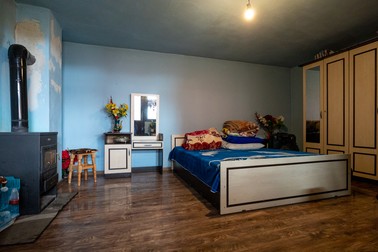 Apă curentă, căldură la sobe, mobilă ca la oraş în casa Filomeei