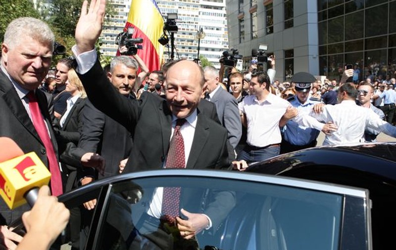 INCIDENTE la cununia Elenei Băsescu! Zeci de pensionari o aşteaptă cu HUIDUIELI! FOTO