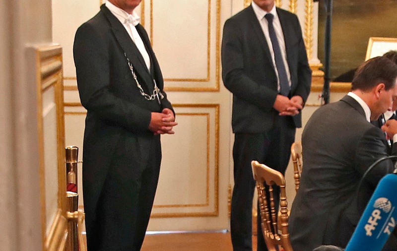 FOTO| Soții Macron au adoptat un câine și l-au dus la Elysees