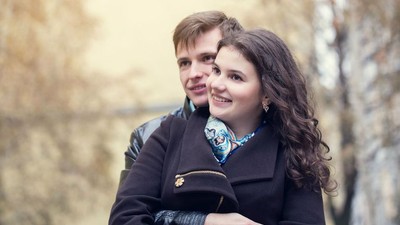 Imbratisare-dintre-un-barbat-si-o-femeie