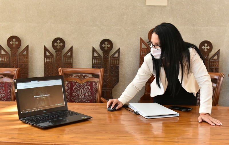 Profesorii care nu pot merge la școală din motive medicale vor ține orele online într-o singură zi, anunță ministrul educației
