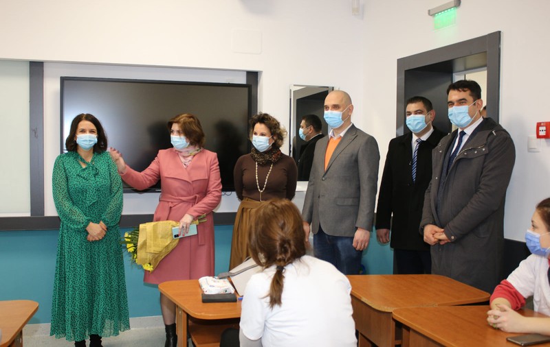 Primarul sectorului 2 și fostul ministru Monica Anisie au intrat în clase, în timpul orelor, deși este interzis. „Nu știam că nu am voie”
