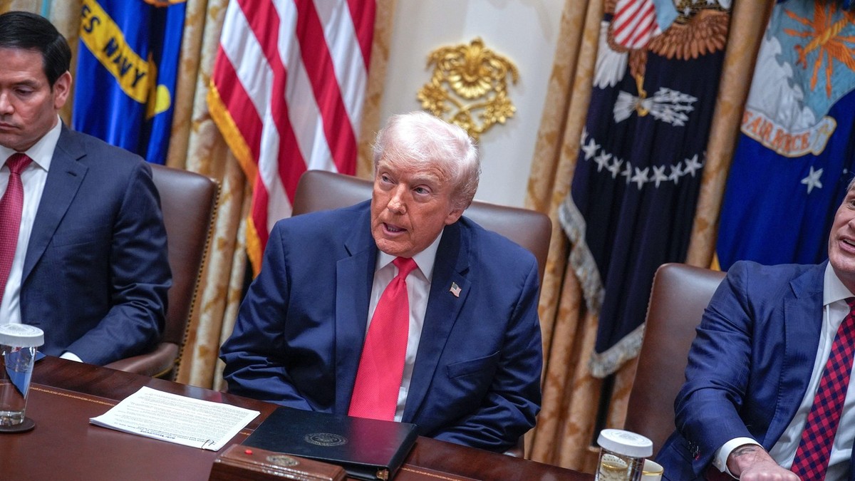 Donald Trump, în timpul ședinței de cabinet de marți, alături de Pete Hegseth (în stânga sa) și Marco Rubio (în dreapta sa) Foto: Profimedia