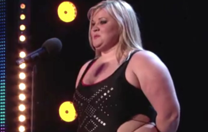 TE LASĂ CU GURA CĂSCATĂ! Are 95 de kilograme, DAR DANSEAZĂ LA BARĂ CA NIMENI ALTA | VIDEO