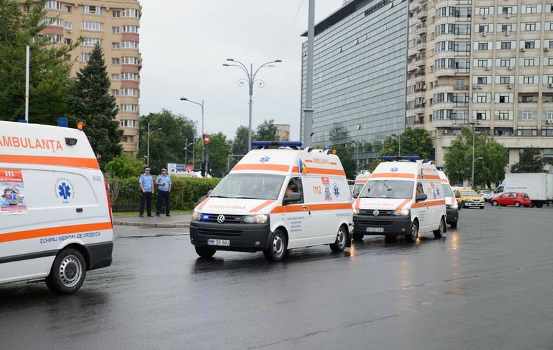 Ambulanțierii pichetează două ministere reclamând diminuările salariale. Activitatea nu va fi afectată