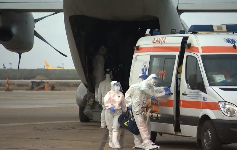 Fără locuri la ATI, în București. Pacienți COVID, transferați cu un avion militar la spitale din țară