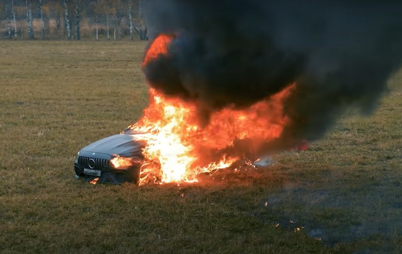 VIDEO / Mercedes de 150.000 € incendiat intenționat de proprietarul care s-a săturat să aibă probleme cu mașina de lux