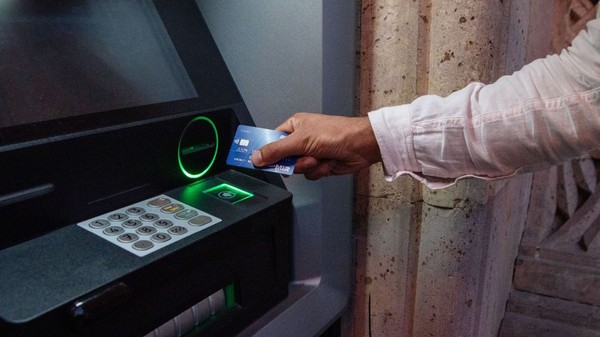 Senatul a adoptat proiectul de lege prin care băncile vor fi obligate să permită retragerea oricărei sume dorite de la bancomat, chiar dacă nu ești clientul lor.Foto: Hepta