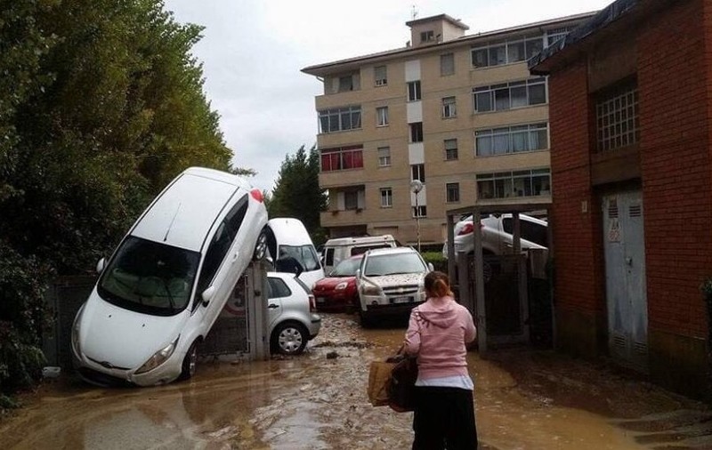 FOTO | Inundații puternice în Toscana. Cel puțin șase oameni și-au pierdut viața, iar trei sunt dați dispăruți
