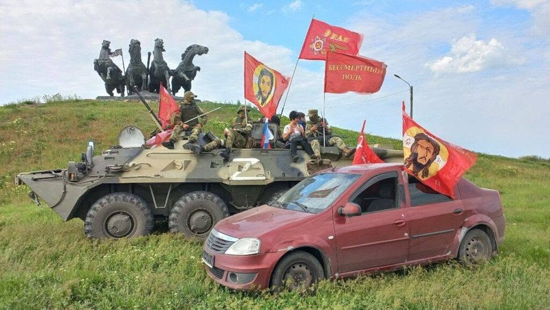 Un steag care înfățișează chipul lui Iisus Hristos afișat de soldații ruși