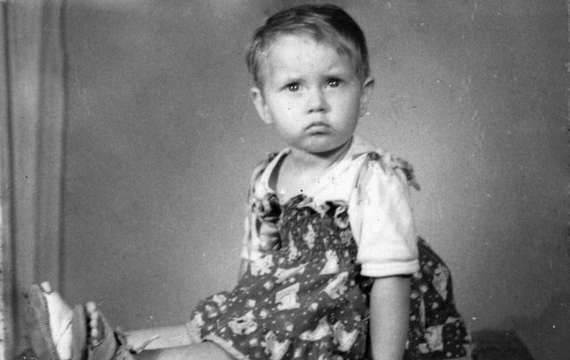 Aşa arăta o vedetă de la noi, când era mică! Cine crezi că este această păpuşică? | FOTO
