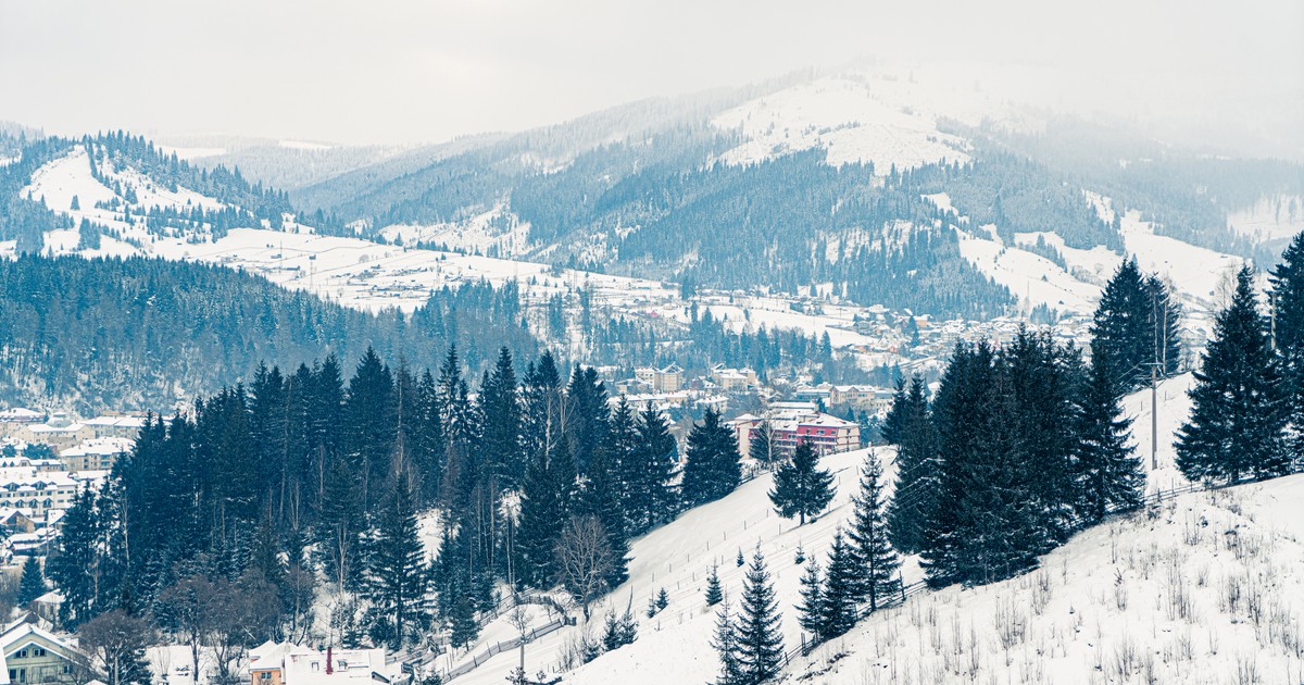 Vatra Dornei, stațiunea de schi din România, în timpul iernii. Casele sunt acoperite de zăpadă