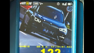 Un șofer începător de BMW a trăit cu impresia că nu există limită de viteză în localitate și a rămas patru luni fără permis, în Constanța