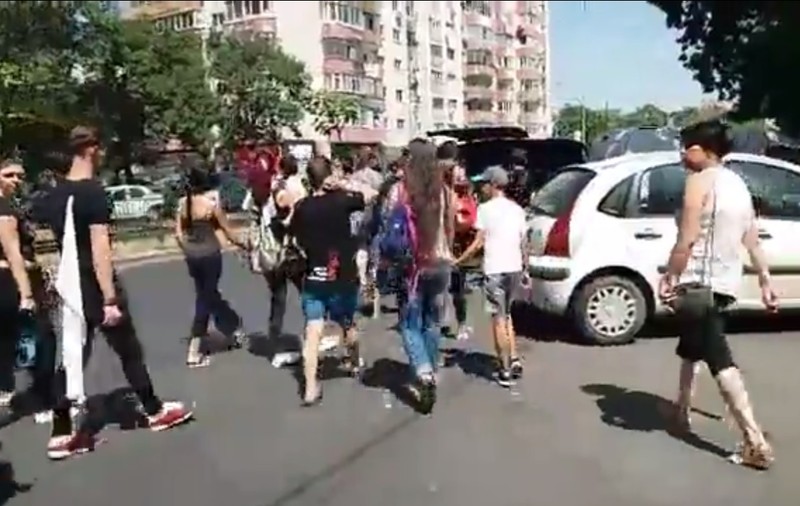 VIDEO. Înmormântarea femeii sinucigașe de la Brănești și a celor trei fetițe. Trupul neînsuflețit al mamei, depus separat la capelă / GALERIE FOTO