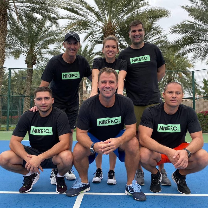 Simona Halep se antrenează cu zâmbetul pe buze alături de stafful său și de iubitul ei, Toni Iuruc (dreapta sus) FOTO: instagram