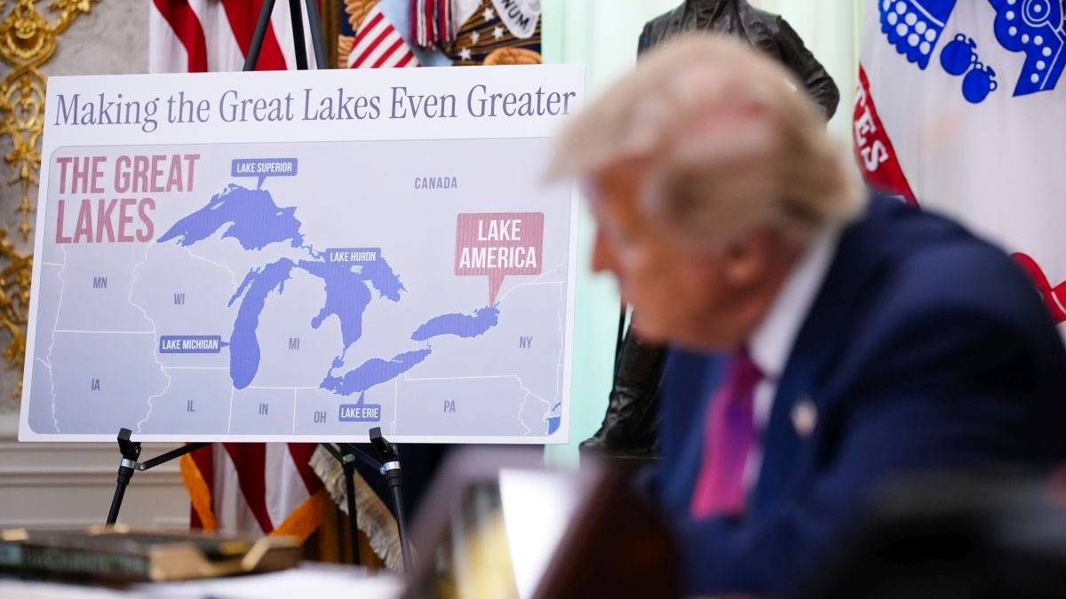O hartă pe care Lacul Ontario este denumit „Lake America” este expusă în timp ce președintele SUA, Donald Trump, semnează un ordin executiv în cadrul unui eveniment desfășurat în Biroul Oval de la Casa Albă, pe 27 august 2026, la Washington, D.C., SUA